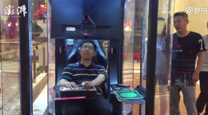 Китайский торговый центр открыл камеру хранения для мужчин