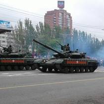 В Донецке и Луганске прошли свои парады